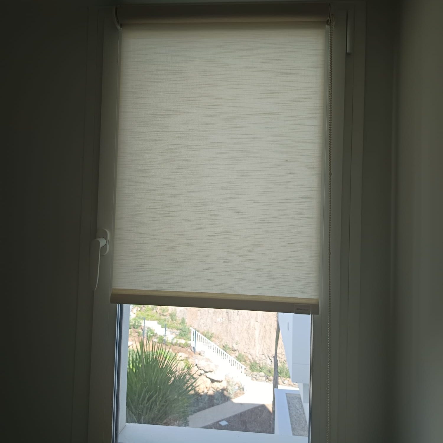 Hanging roller blind