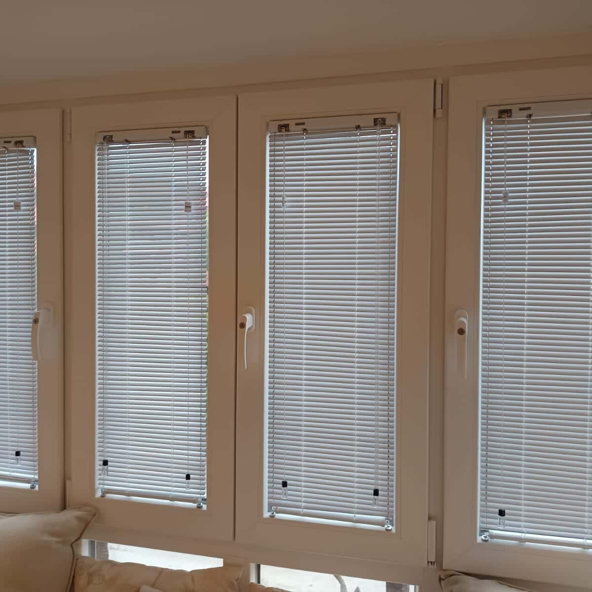 Aluminium venetian blind, in frame