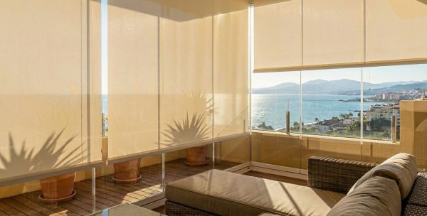 Glass curtains with roller blinds